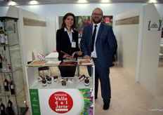 Miguel y Esther, en el stand de Agrupación de Cooperativas del Valle del Jerte.